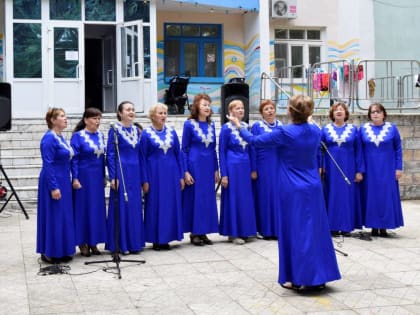 «Серебряные» волонтеры выступили с концертом для переселенцев из Донбасса