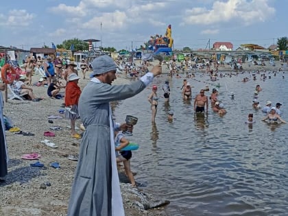 Соленые озера в Соль-Илецке освятили святой водой вместе с отдыхающими