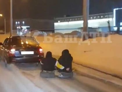В Уфе двое мужчин катались на тюбингах на оживленной магистрали