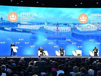 Радий Хабиров принял участие в пленарном заседании XXVII ПМЭФ