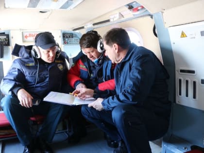 В Башкирии спасатели не вертолете Ка-32А11ВС совершили облет реки Инзер