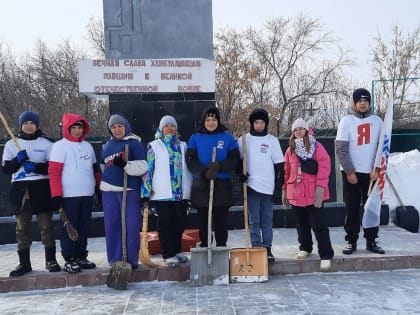 Молодогвардейцы Хайбуллинского района провели субботник по очистке памятников воинов Великой Отечественной войны
