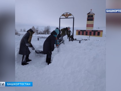 В Башкирии волонтеры приводят в порядок памятники и обелиски участникам Великой Отечественной войны