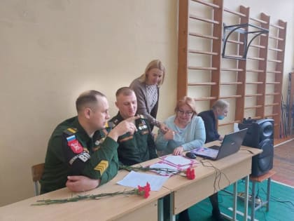 Смотр строя и песни учеников Кировского района посетили участники СВО