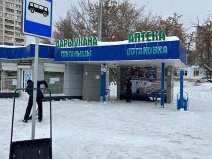 В Кировском районе чистят снег