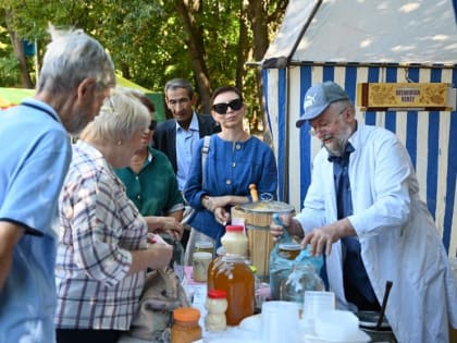 В Советском районе проходит медовая ярмарка