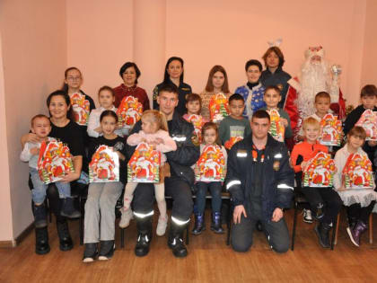 Сотрудники УГЗ поздравили юных демчан с наступающим Новым годом