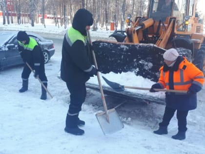 В выходные дни уборка снега в районе не прекращается