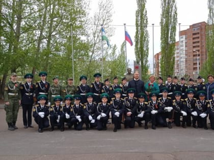 Учебные недели в школах Октябрьского района начинаются с торжественных линеек