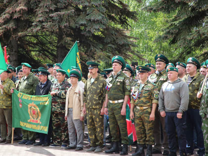 В Уфе в честь Дня пограничника ветераны службы прошли торжественным маршем