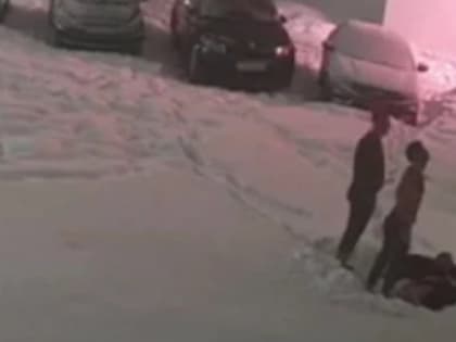 В Уфе молодая женщина упала с верхнего этажа высотного здания и осталась жива