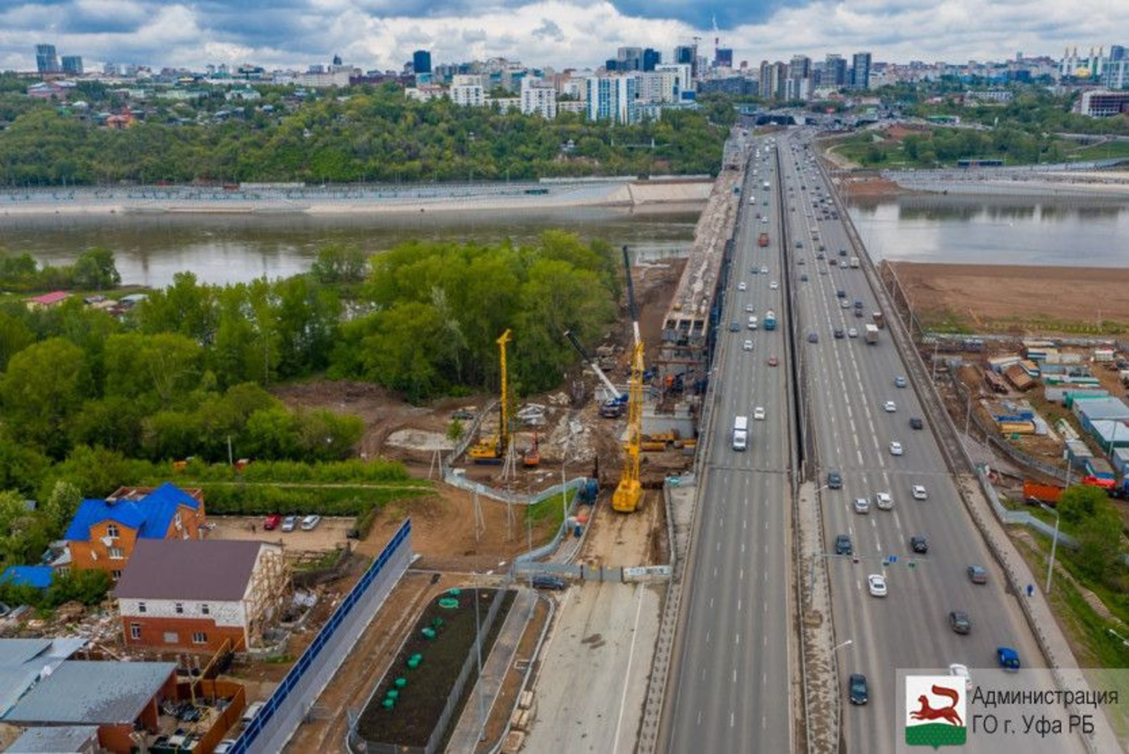 Ремонт моста через реку белая