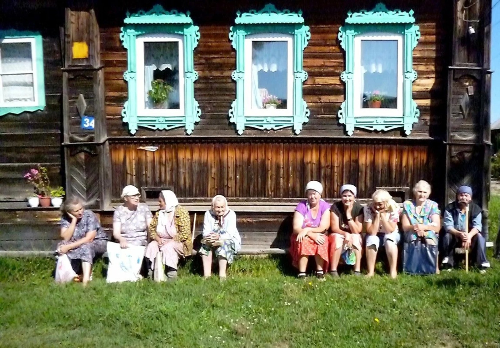 А в деревне всем. Посиделки в деревне. Люди в деревне. Деревенские посиделки. Люди в деревенском доме.