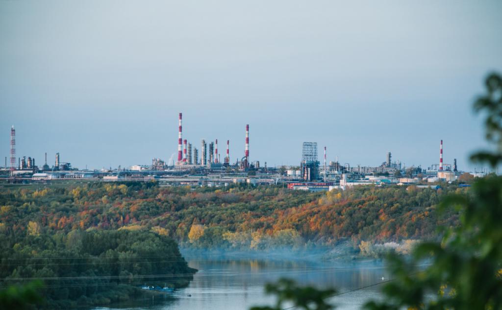 Предприятия башкортостана. Смог от заводов. Химзавод под Казанью.