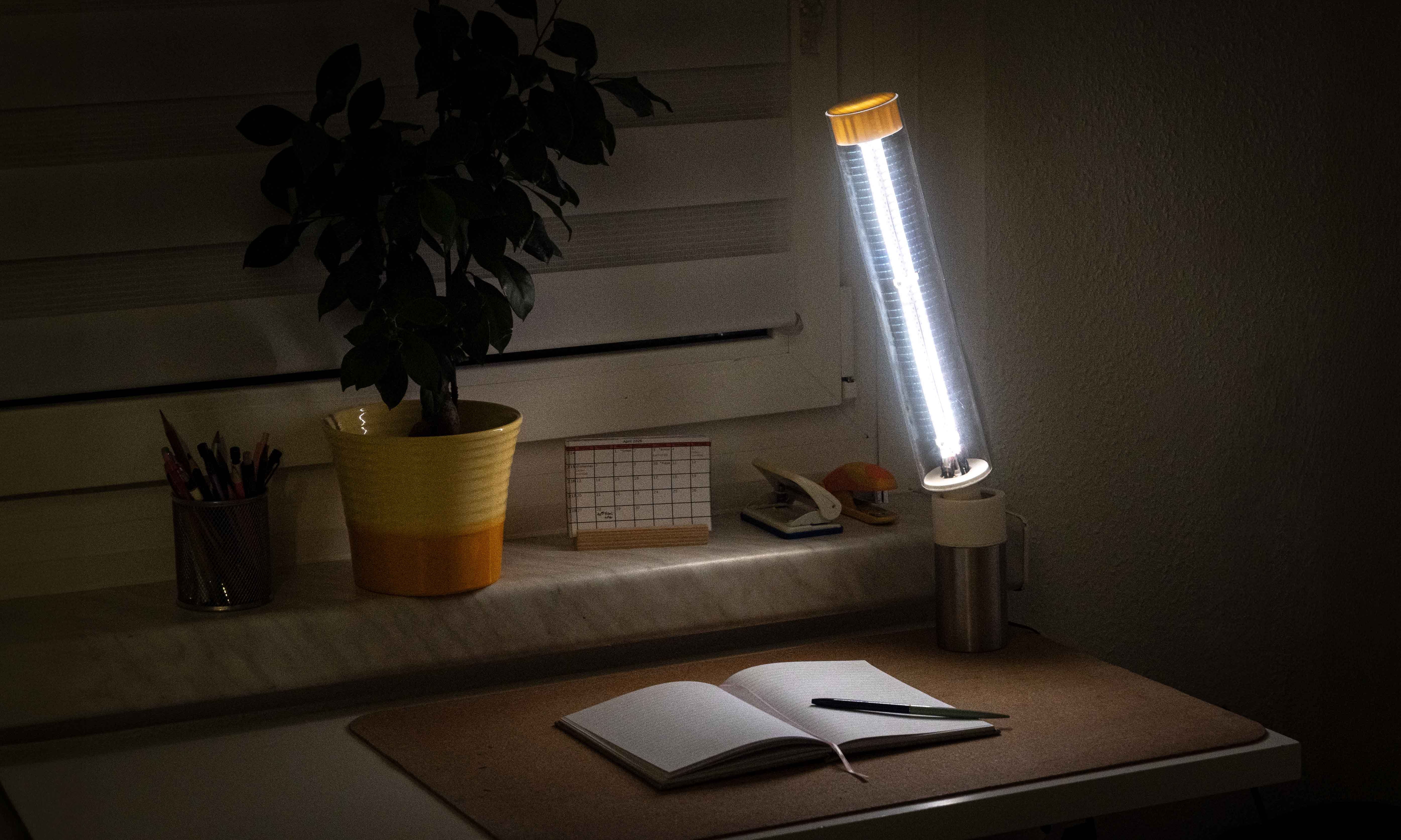 Picture Tilt desk lamp