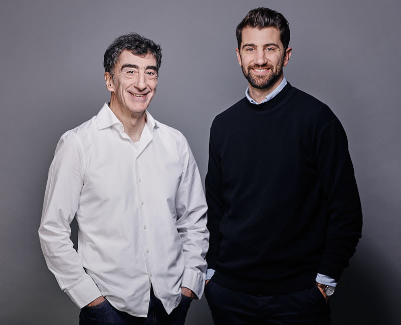 Seit mehr als 25 Jahren verstehen wir unsere Aufgabe darin, durch eine bewusste, achtsame und konstruktive Haltung, unsere Neugier, Motivation und Leidenschaft, architektonische Projekte im Detail zu ergänzen und Wirklichkeit werden zu lassen.
In unserem Unternehmen sind Grundlagen wie ein transparenter und verantwortungsvoller Produktionsprozess, der Einsatz ökologisch vertretbarer Materialien und faire Arbeitsbedingungen fest verankert. Wir als spezialisierte Manufaktur entwickeln ausschließlich Maßanfertigungen mit einer enorm hohen Langlebigkeit und stehen mit unseren Produkten bewusst gegen Massenproduktion und Einwegprodukte. So leisten wir einen Beitrag zum Ressourcenerhalt und nachhaltigen Konsum.
Als familiengeführtes Unternehmen in zweiter Generation, haben wir es uns zum Ziel gesetzt, solides Handwerk und Design Hand in Hand gehen zu lassen. Das heißt: Keine Kompromisse und das Machbare bis ins letzte Detail zu hinterfragen. Flache Hierarchien und effiziente Arbeits- und Entscheidungswege ermöglichen uns Projekte schnell, unkompliziert und zuverlässig umzusetzen.
Dabei garantiert die Verarbeitung des natürlichen und nachwachsenden Rohstoffs Holz einen verantwortungsvollen Umgang mit den bestehenden Ressourcen. Unsere Verarbeitungsstandards, wie optimierte Verfahren für den Zuschnitt gewährleisten die maximale Materialnutzung und somit sehr wenig Verschnitt in der Produktion unserer Möbel.
Den überwiegenden Teil der anfallenden Holzreste führen wir sinnvoll in einen Kreislauf zurück und heizen unsere Betriebsstätten mit dem hauseigenen Blockheizkraftwerk. Der eigens generierte, 100% ökologische, Solarstrom ermöglicht uns den klimaneutralen Betrieb unserer Maschinen, was in etwa einer CO2 Einsparung von 25 Tonnen CO2 im Jahr entspricht.
Der Bezug des Materials, welches wir verarbeiten, geschieht möglichst regional. Der weitgehende Verzicht auf Transporte durch Zwischenhändler spart zusätzliche Umverpackungen und endliche Ressourcen. Auch global leisten wir ein Stück zum Erhalt der natürlichen Ressourcen Holz und haben uns daher dazu entschieden, mit jedem verkauften Produkt die Neupflanzung von Mangroven im Rahmen der REFORESTATION (edenprojects.org) voranzutreiben, da gerade hier der Bedarf am größten ist.
Wir leisten unseren ersten Beitrag am ökologischen Gleichgewicht und sind kontinuierlich bestrebt in absehbarer Zukunft gänzlich klimaneutral zu agieren.
Dieter Baumhoff (Gründer und Geschäftsführer)
Mirco Baumhoff (Stellv. Geschäftsführer)