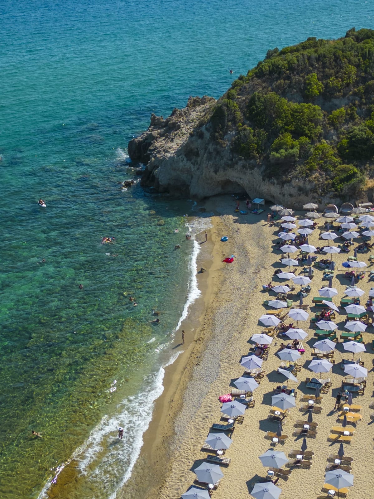 Detail of Beach Bar Τρυπα: Ένα κρυφο «καταφυγιο» στη σκια της Ιστοριας