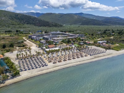 Detail of Almyra Beach: Ένας Τροπικός Παράδεισος στα Ρηχά Νερά του Αιγαίου