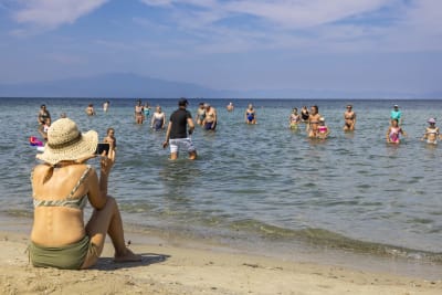 Detail of Almyra Beach: Ένας Τροπικός Παράδεισος στα Ρηχά Νερά του Αιγαίου