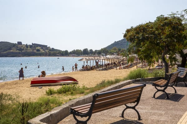 Atmosphere of Η Παραλια της Νεας Περαμου: Κοσμοπολιτικη Ατμοσφαιρα στην Καρδια της Πολης in Ελλάδα Μακεδονία Καβάλα 