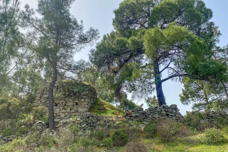 Στιγμιότυπο από Μακρα Τειχη Καβαλας: Οι Πετρινοι Φρουροι Τησ Χριστουπολεως