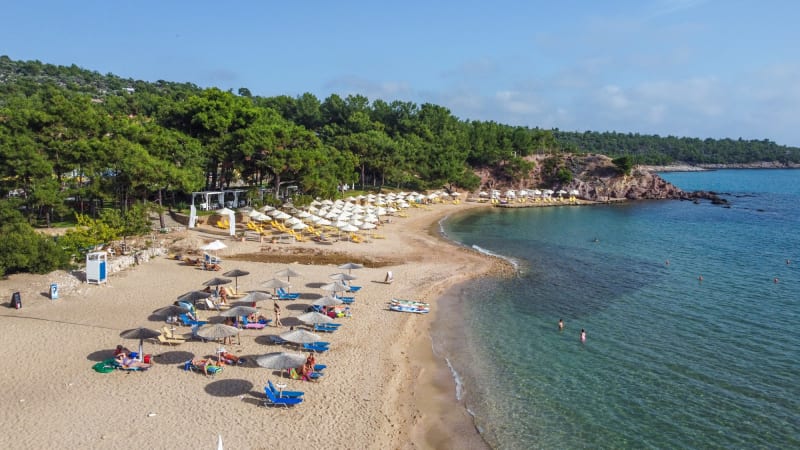 Στιγμιότυπο από ΠΑΡΑΛΙΑ ΡΟΣΣΟΓΚΡΕΜΟΣ: Ο ΟΡΜΟΣ ΜΕ ΤΟΝ ΚΟΚΚΙΝΟ ΒΡΑΧΟ