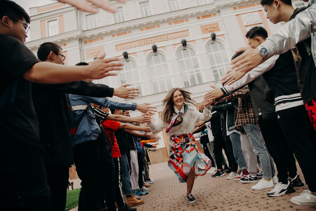 Por qué la Inmersión Cultural Supera el Turismo de Sitios para el Crecimiento del Estudiante