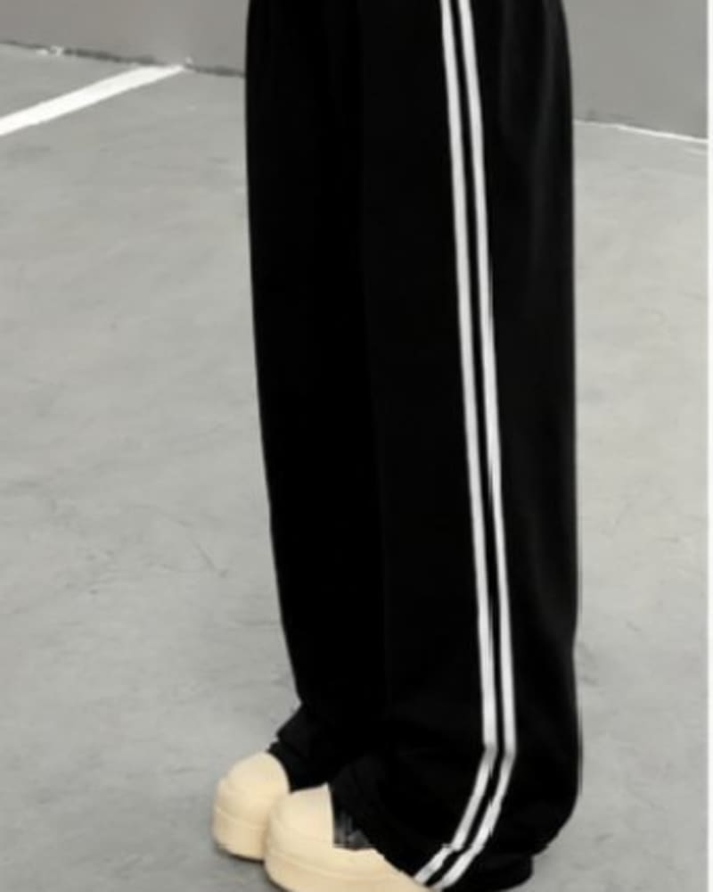 SideStrip Flow Joggers in Black