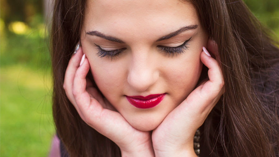 woman with eyelash extensions