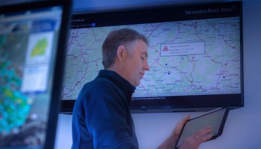 car-to-X-communication: man using Slippery Road Dashboard by Mercedes-Benz Data on a tablet