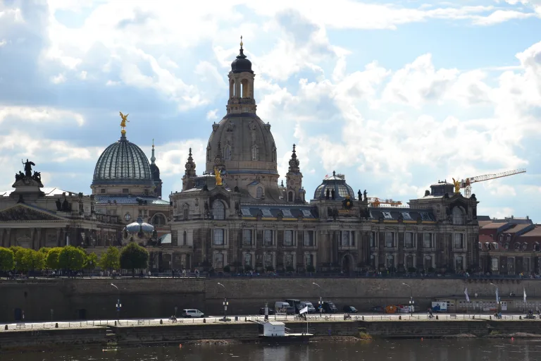 Pohled na Lipsiusbau, Frauenkirche
