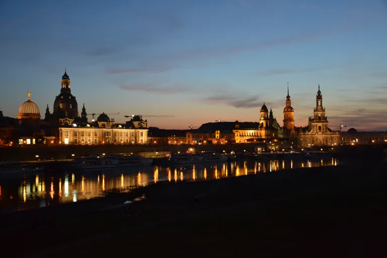 Pohled na Lipsiusbau, Frauenkirche2