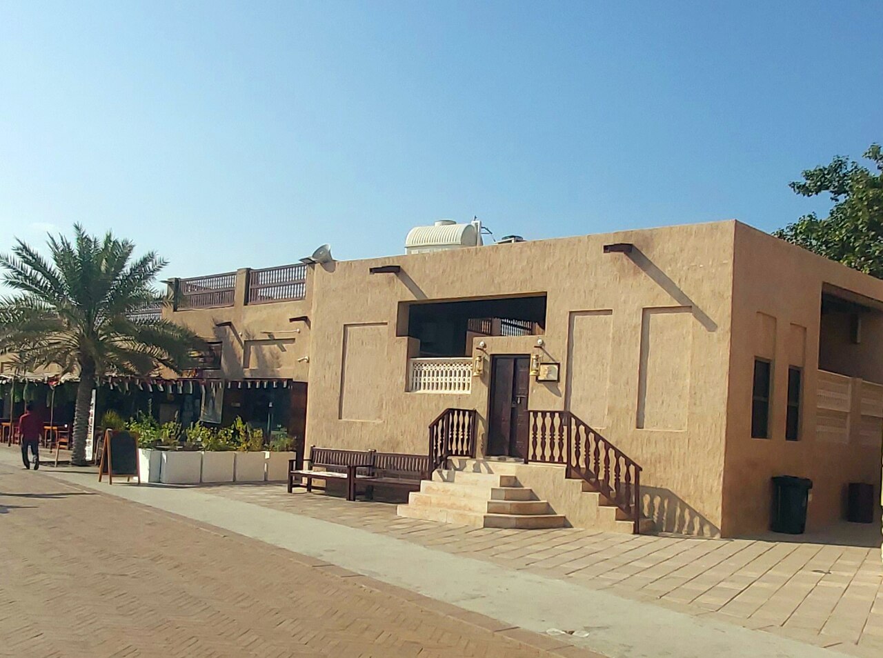 Dubai luxury hotel pool