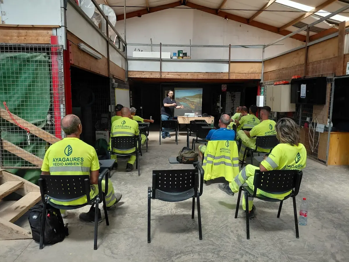 Portada de la noticia: Ayagaures Medioambiente refuerza la formación en seguridad vial de su personal