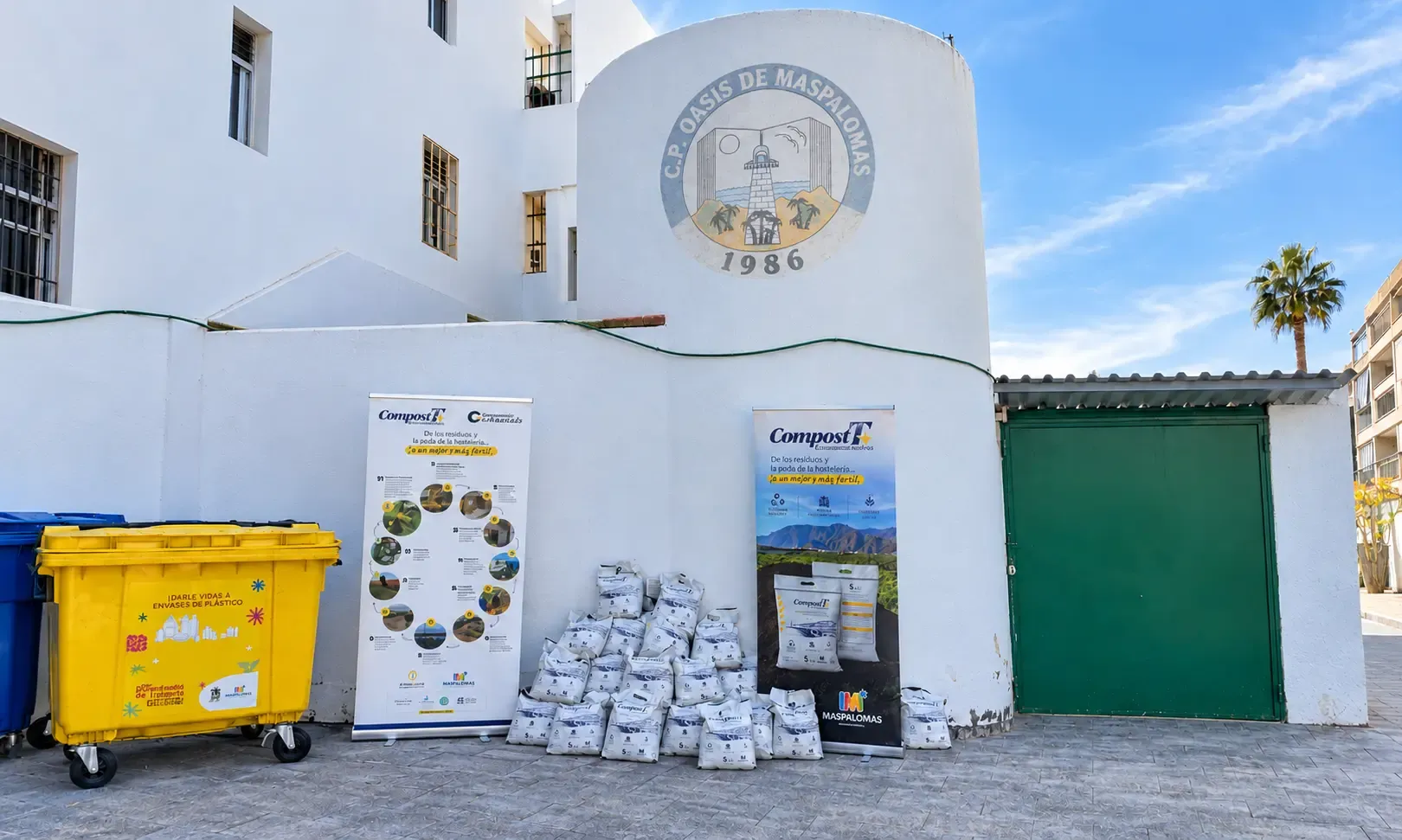 Portada de la noticia: Ayagaures Medioambiente dona 200 kilos de Compost T+ al Colegio Oasis de Maspalomas