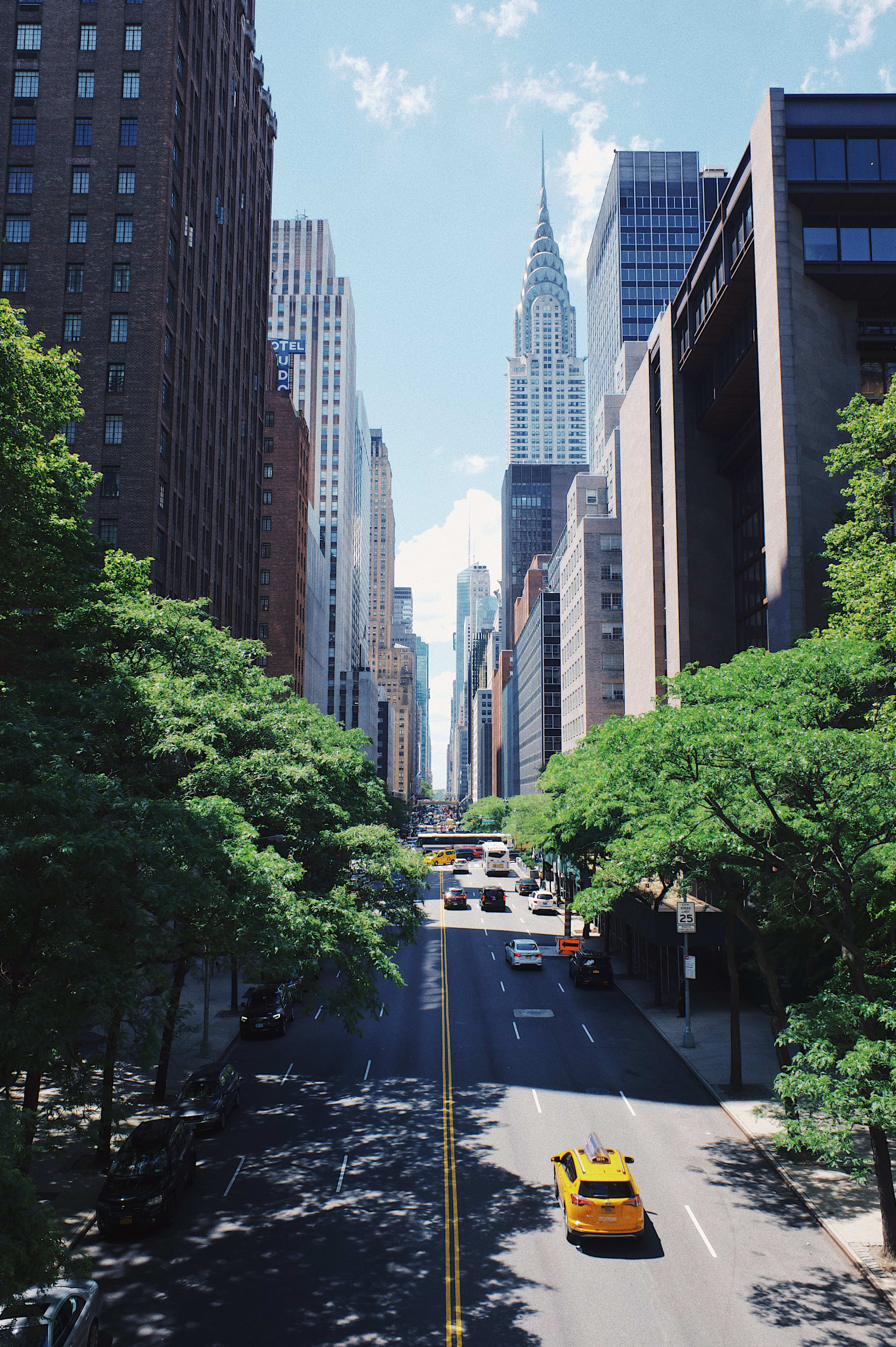 Scenic view of New York City featuring iconic architecture, symbolizing D&D Design Center's influence in bespoke furniture.