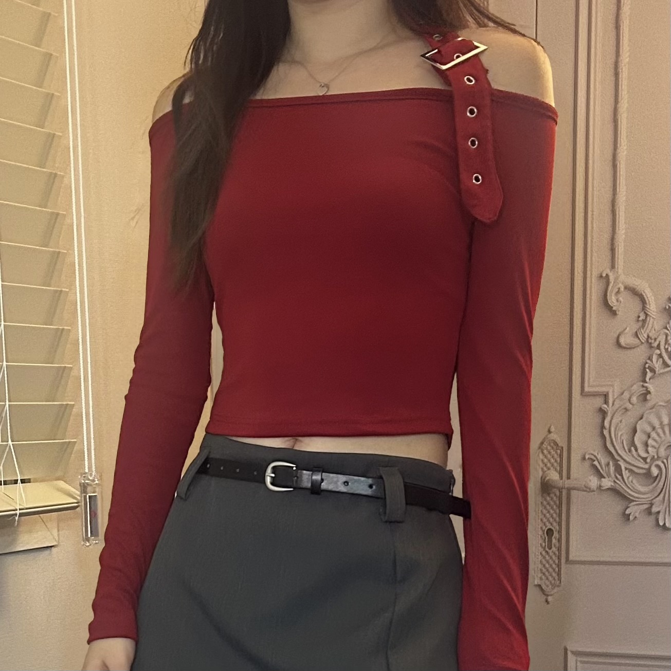 [레드] 핏보장 페미닌 벨트 오프숄더 슬림 긴팔 크롭티 티셔츠