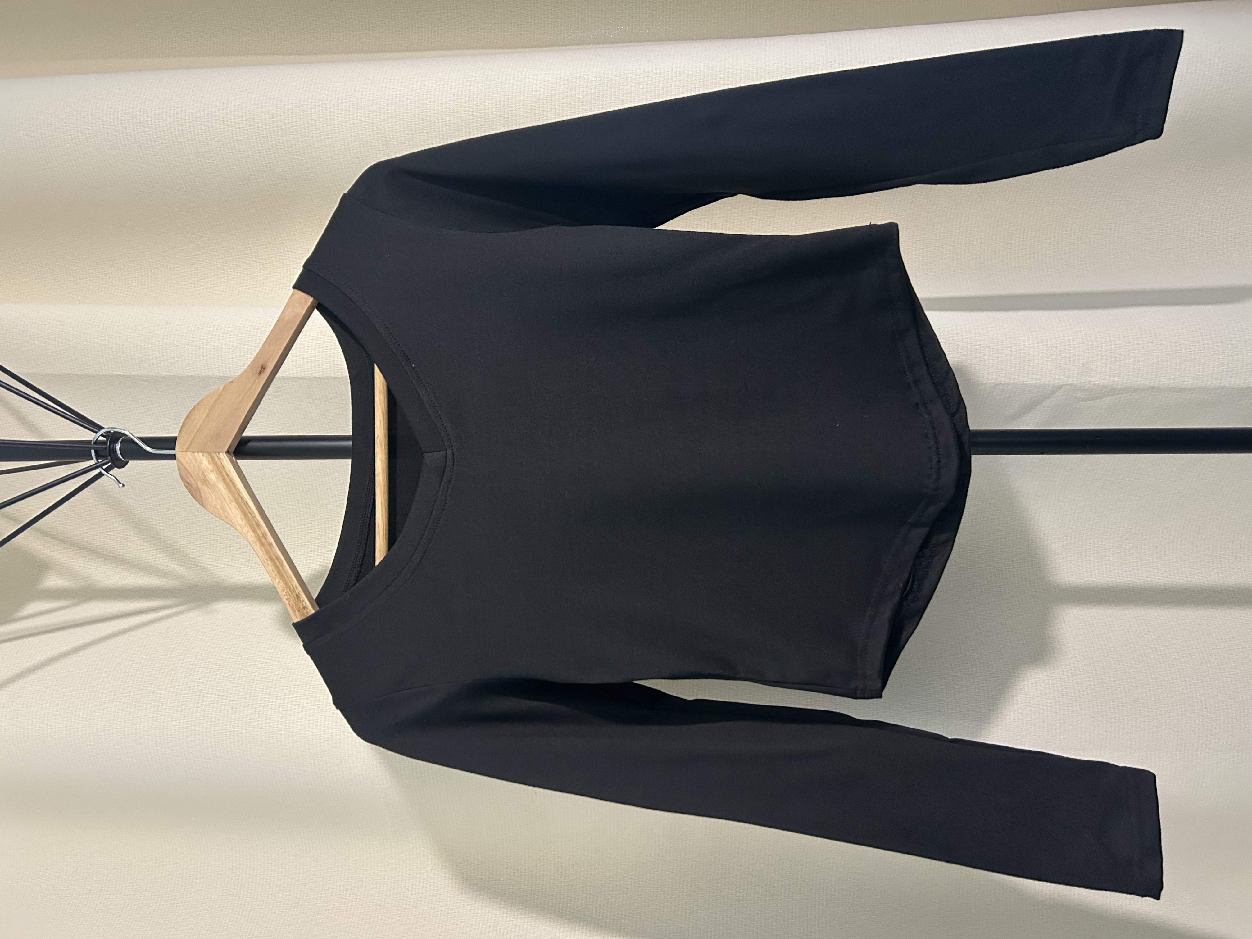 쫀쫀 여리여리 스킴스핏 슬림 기본 브이넥 긴팔 티셔츠 (2color 흰색 검은색)