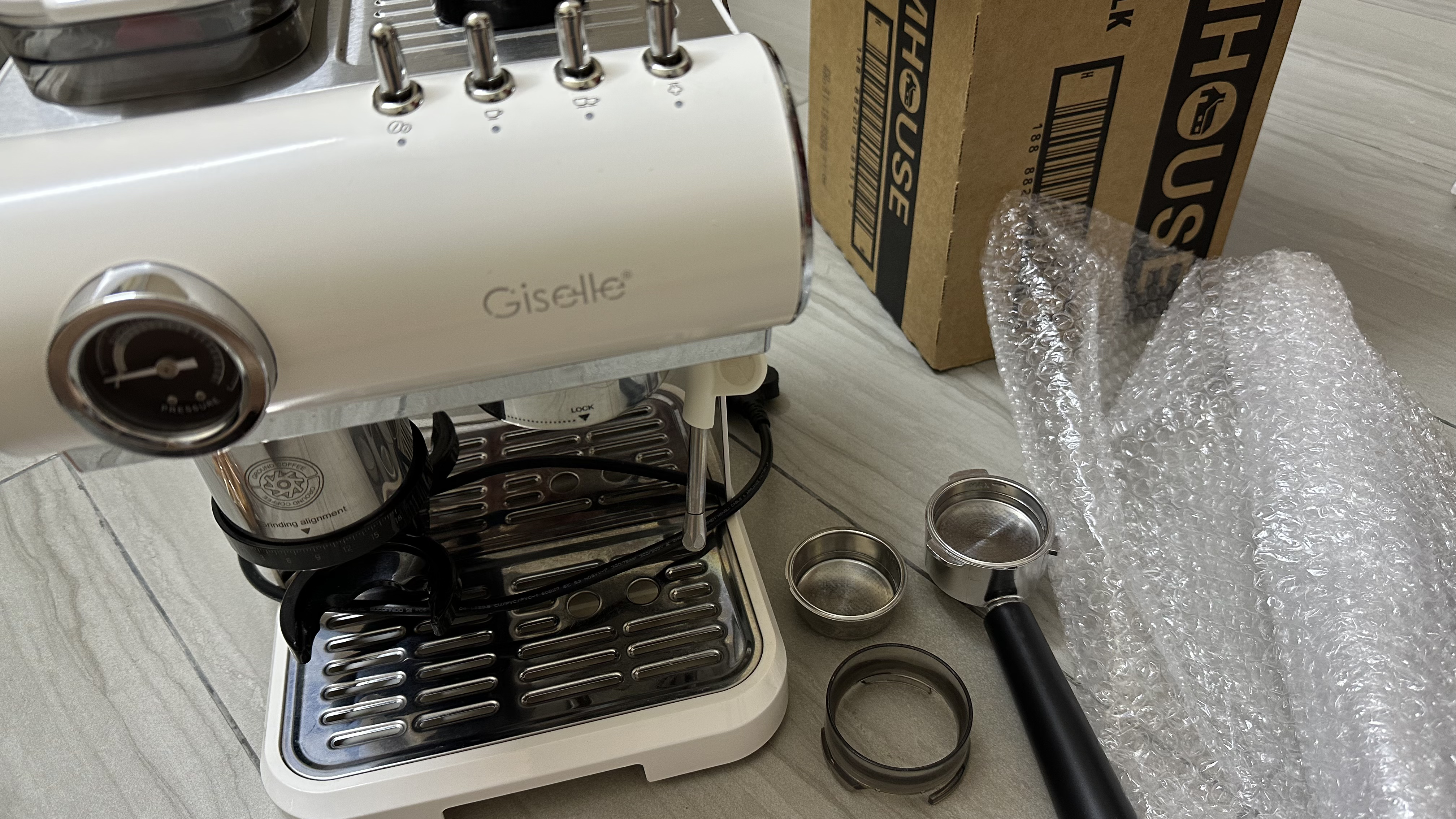 My first espresso machine with a built-in grinder at home
