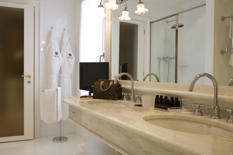 Luna bathroom