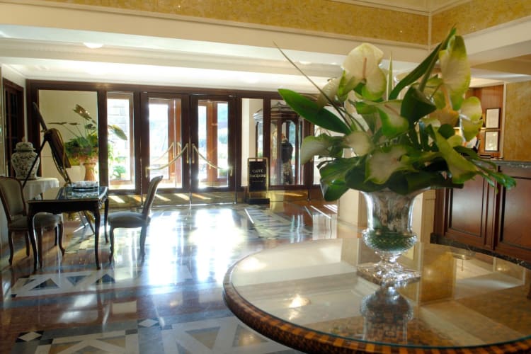 Luna lobby