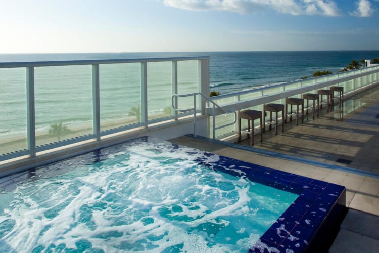 Oceanfront-Jacuzzi-at-WET-East