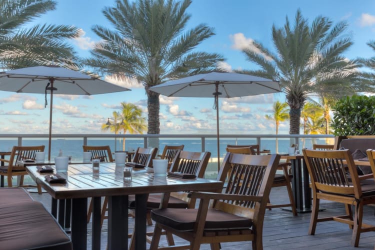 Steak-954-outdoor-patio