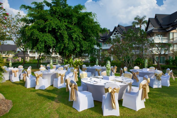Poolside Wedding Set up