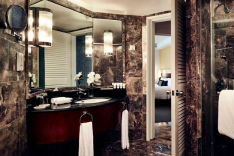 Deluxe-Room-bathroom