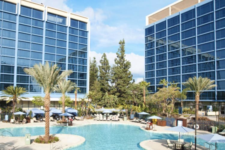 Pool & hotel