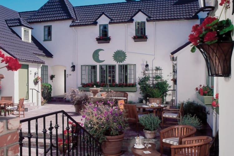 L'Auberge courtyard