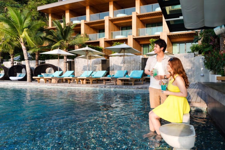 Walala-pool-and-seats