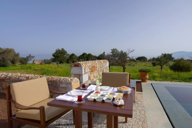 Poolside-Dining