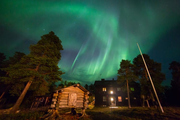 Nellim-Wilderness-Hotel-yard